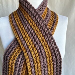 Two-tone elongated stripe knit scarf